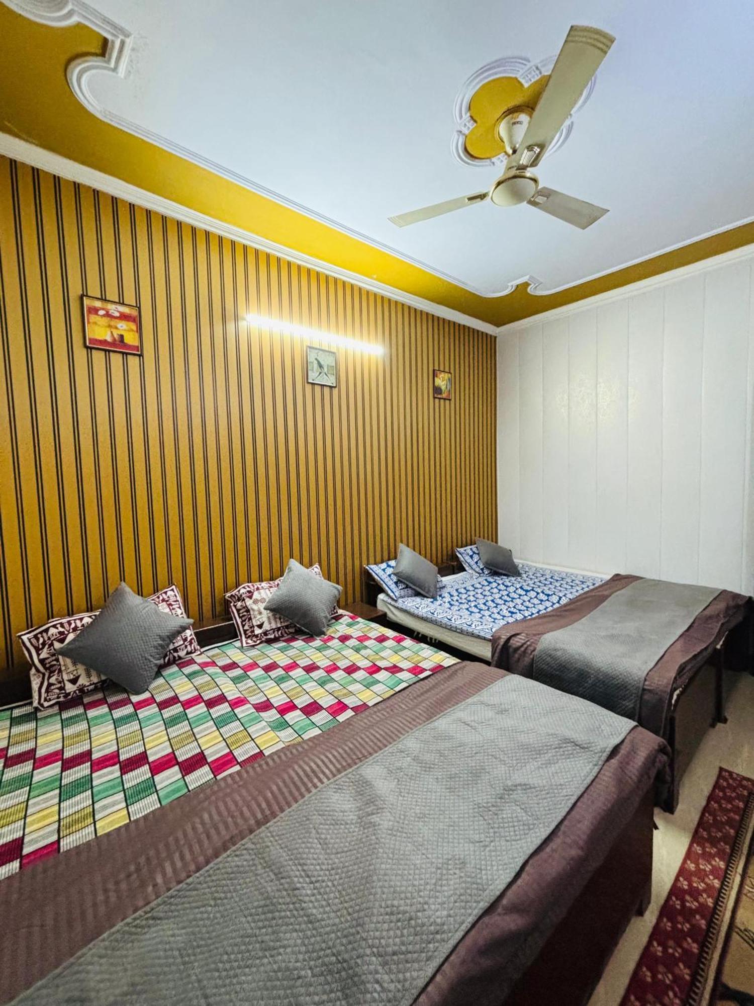 Friends Guest House & Hostel- Near Taj Mahal Agra  Exterior photo